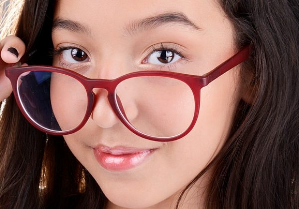 נערה עם משקפיים – ככה תבחרי משקפיים לדייט לוהט!